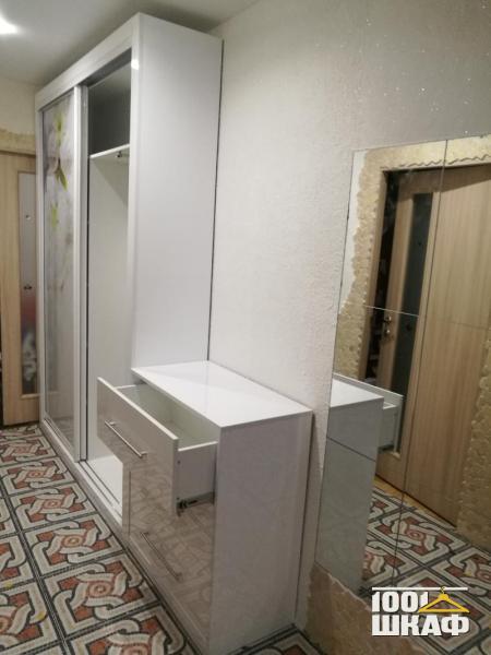 Шкаф-купе в прихожую декорированный зеркалом Мебель в прихожую