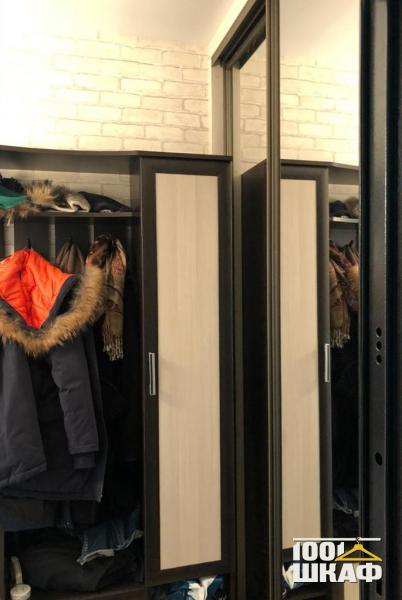 Угловая система хранения Прихожая в контрастных цветах: вешалка, тумба и шкаф-купе