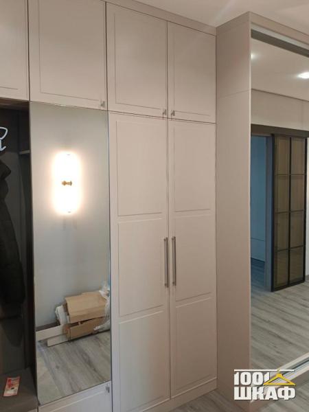 встроенный в нишу корпусный шкаф